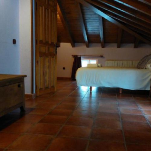 Amplio dormitorio principal con cama doble en El Tinao de La Hiruela