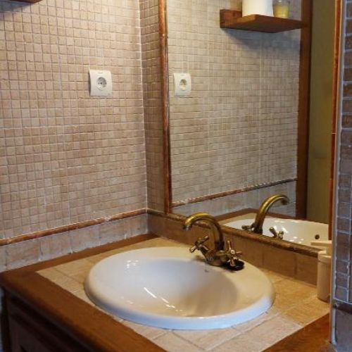 Lavabo moderno y funcional en el baño de El Tinao de La Hiruela