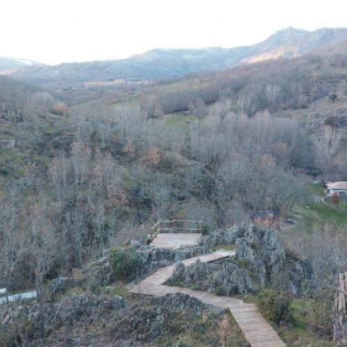 Panorámica de los alrededores de La Hiruela con montañas al fondo