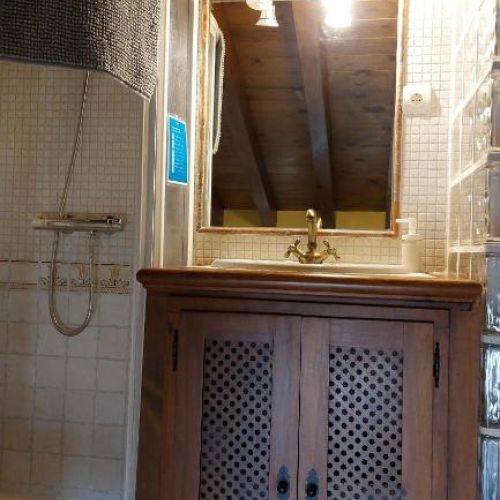 Detalle del mueble del baño y mampara de ducha en El Tinao de La Hiruela