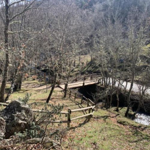Encantador puente de madera sobre el río en La Hiruela