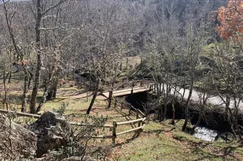Puente pasarela peatonal  cerca de La Hiruela,
