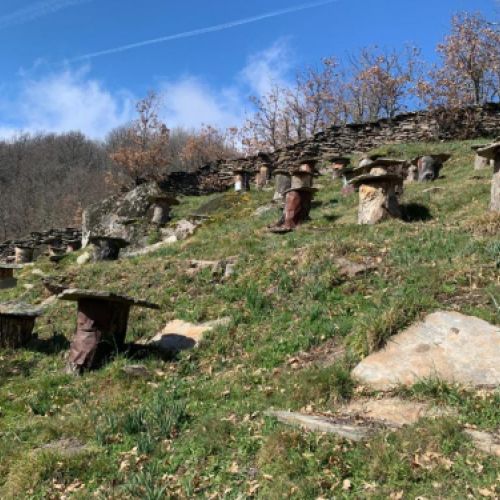 Ladera típica y paisaje natural en La Hiruela, Madrid