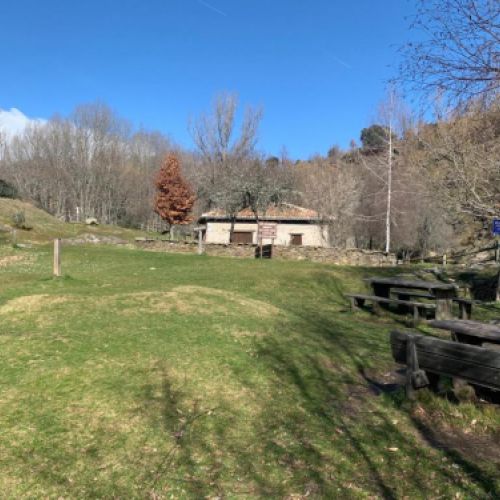 Extensos prados verdes que adornan el paisaje de La Hiruela