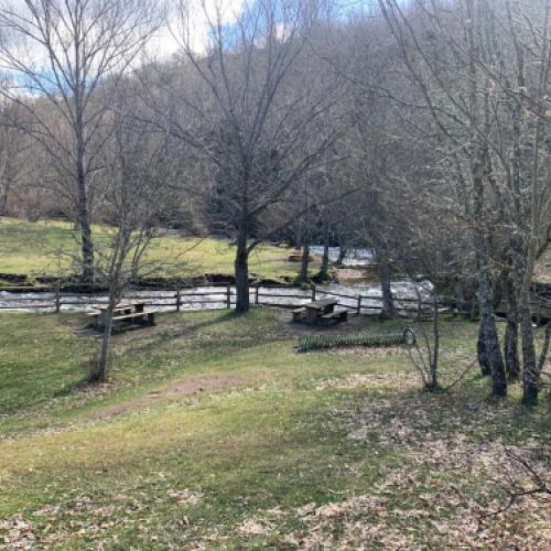 Zona de merendero y espacio recreativo junto al río en La Hiruela