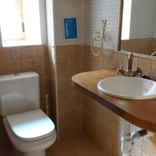 Baño completo y equipado en El Tinao de La Hiruela