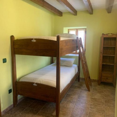 Habitación con literas cómodas y equipada, perfecta para familias en El Tinao
