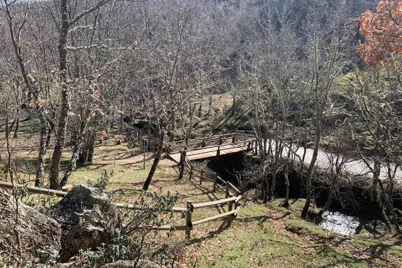 Puente pasarela peatonal  cerca de La Hiruela,